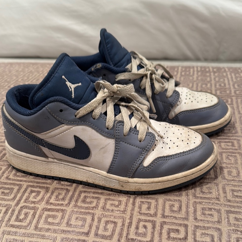 Nike 2022 Air Jordan 1 low GS color Ashen Slate size 5 Y